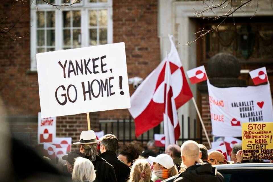 Demonstrasjon foran den amerikanske ambassaden i København mot de aggressive utspillene om Grønland.