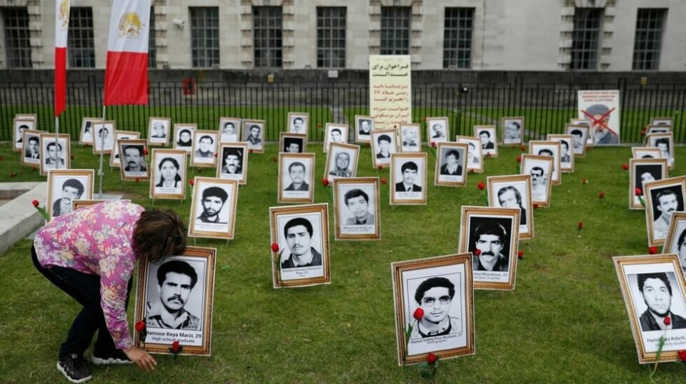 Portretter av henrettede i Iran de siste førti årene. Bildet er tatt under en demonstrasjon mot det iranske regimet i London i fjor sommer. Foto: AFP/NTB