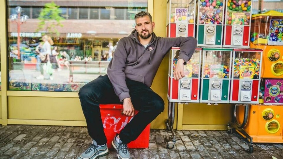 I serien «Leo og de farlige» går Leo Ajkic i dialog med dem som soner i fengsel på ubestemt tid. Foto: Stian Lysberg Solum / NTB