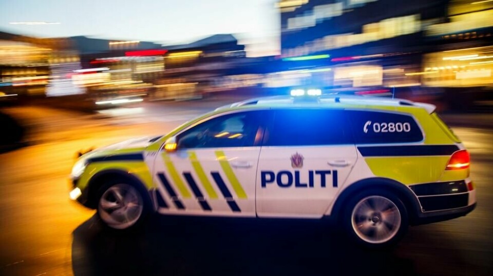Begge de skadede sitter i samme bil, og det jobbes med frigjøring av personene, ifølge politiet. Foto: Heiko Junge / NTB