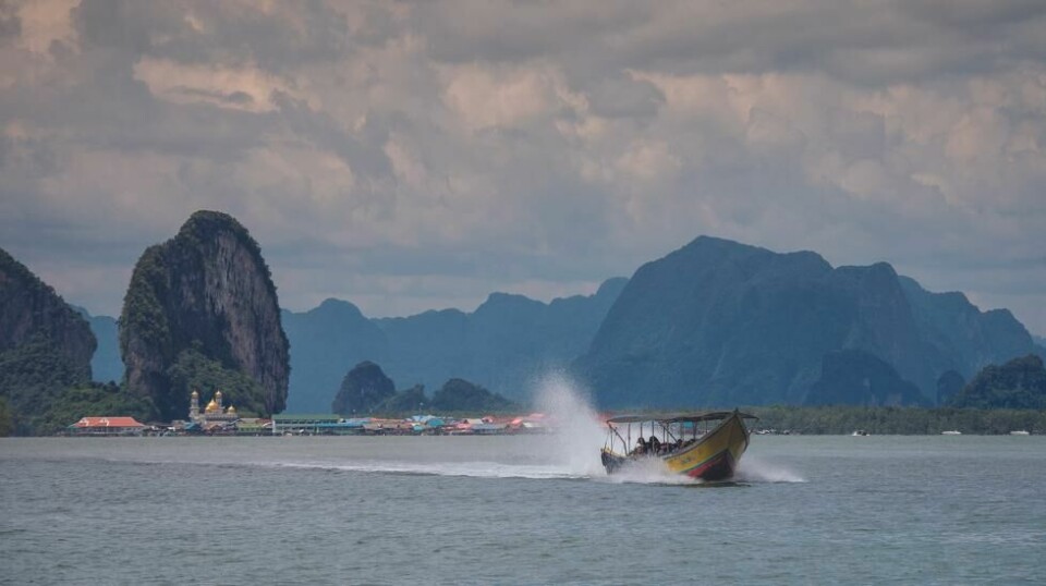 HIMLING: Det er nesten som Ko Panyee duver på overflaten innerst Phang Nga-bukten.