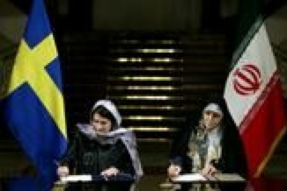 Den svenske statsråden Ann Lindes (t.v.) offisielle besøk i Iran har ført til debatt i hjemladet. Her signerer hun dokumenter sammen med Irans visepresident for kvinne- og familiespørsmål i Teheran lørdag. Den svenske statsråden Ann Lindes (t.v.) offisielle besøk i Iran har ført til debatt i hjemladet. Her signerer hun dokumenter sammen med Irans visepresident for kvinne- og familiespørsmål i Teheran lørdag. Foto: Ebrahim Noroozi / AP