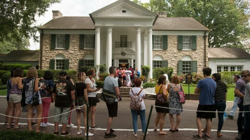Elvis Presleys herskapelige bolig Graceland er blitt et pilegrimsmål for mange fans av mannen som ble omtalt som The King of Rock'n'roll. Et investeringsselskap som sier de har pant i huset, har lagt det ut for tvangssalg, noe Elivs' barnebarn og arving Riley Keough forsøker å hindre. Arkivfoto: Brandon Dill / AP / NTB