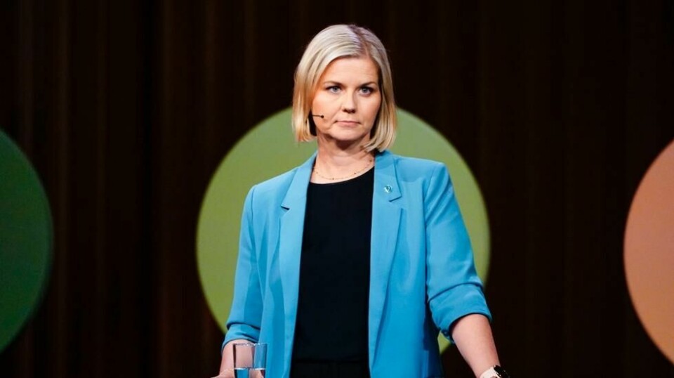 Ifølge Guri Melby har regjeringen ved flere anledninger vært raske med å innføre inngripende tiltak, men langt bakpå når det kommer til å lette på de samme.