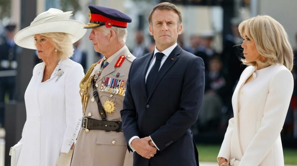 Storbritannias dronning Camilla, kong Charles, president Emmanuel Macron og hans hustru Brigitte Macron under minnehøytideligheten ved det britiske monumentet over de falne i Normandie. Foto: Ludovic Marin / AP / NTB
