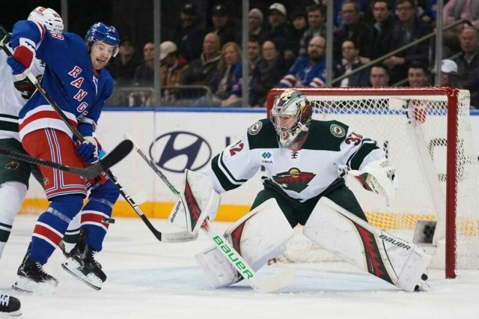 Minnesota Wild-målvakt Filip Gustavsson i kamp med New York Rangers' Brennan Othmann i kampen onsdag.