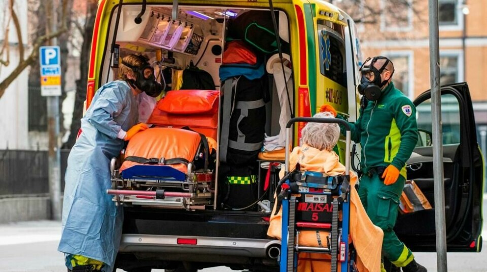 Ambulansearbeidere i Stockholm forteller at de ofte blir omdirigert når de skal levere pasienter på sykehus.