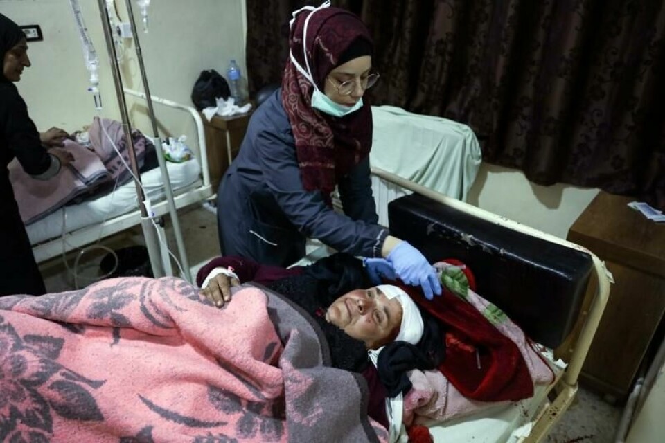 En sykepleier tar seg av en såret kvinne i Idlib tidligere denne måneden. Idlib er blant stedene som skal motta medisinsk utstyr fra EU.