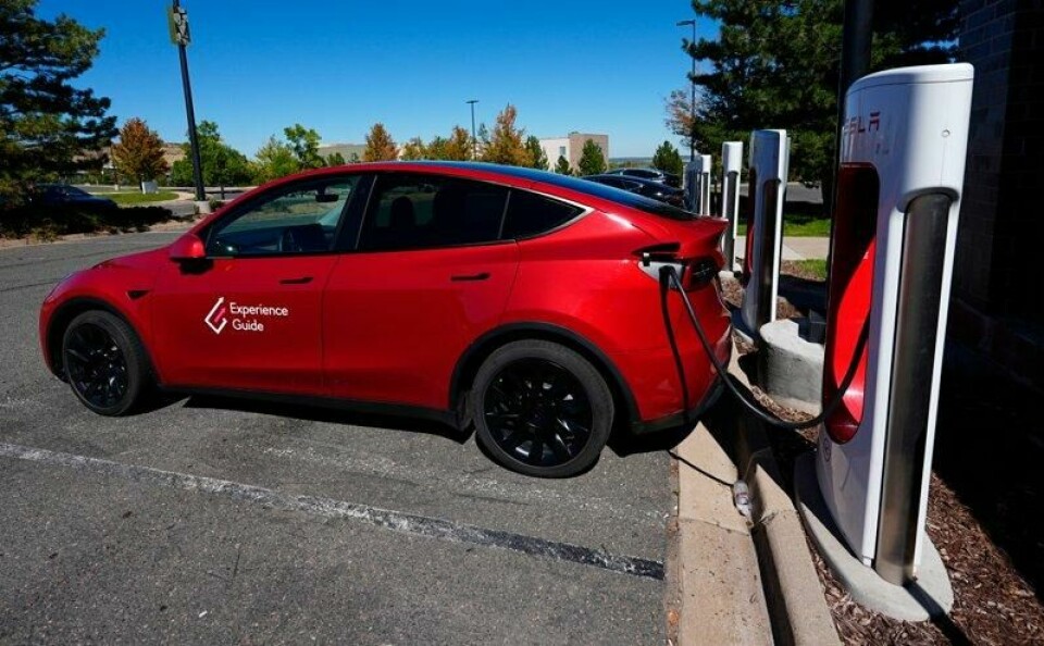 Mange Tesla-bilister, både offentlige og private, mener Elon Musks oppførsel påvirker Tesla-merkevaren negativt. Foto David Zalubowski AP / NTB