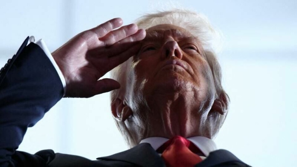 Når Trump roper om danske «rasister», og når han lyver om at grønlenderne helst «vil være amerikanere», og når han sender sin uhøflige sønn til Nuuk for å skrike «Make Greenland Great Again», tenker jeg på urfolkene i USA. Vederstyggelighetene som USA har begått mot sine urfolk i et halvt årtusen, er en advarsel, skriver David Trads.