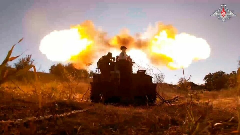 Kina kritiserer Ukrainas offensiv i den russiske Kursk-regionen og advarer Vesten mot å la Ukraina benytte vestlige våpen til ytterligere opptrapping av krigen. Dette bildet viser en russisk stridsvogn i grenseområdet. Kina kritiserer Ukrainas offensiv i den russiske Kursk-regionen og advarer Vesten mot å la Ukraina benytte vestlige våpen til ytterligere opptrapping av krigen. Dette bildet viser en russisk stridsvogn i grenseområdet. Foto: Russlands forsvarsdepartement / AP / NTB