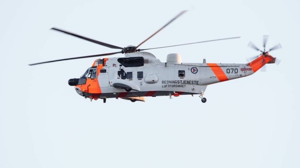 Redningsmannskaper, politi, helikopter og lavinehunder er på vei inn i leteområdet.