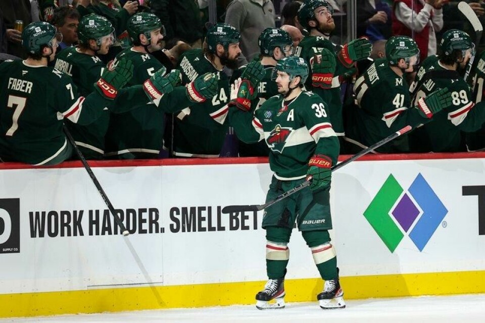 Mats Zuccarello gratuleres av lagkameratene etter sin 3-0-scoring for Minnesota Wild mot Buffalo Sabres.
