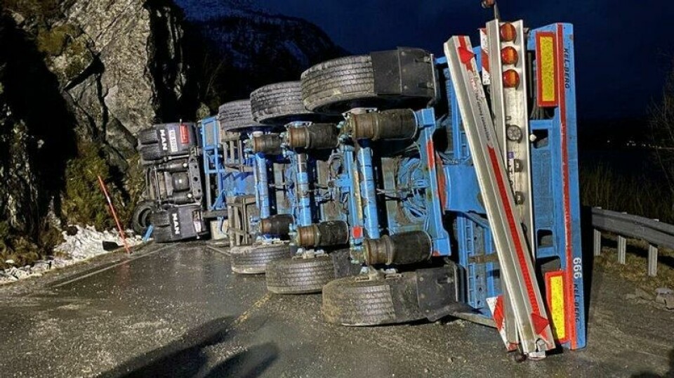 En person er fløyet til sykehus med luftambulanse etter en trafikkulykke mellom trailer og semitrailer nord for Skarberget fergeleie i Narvik kommune mandag.
