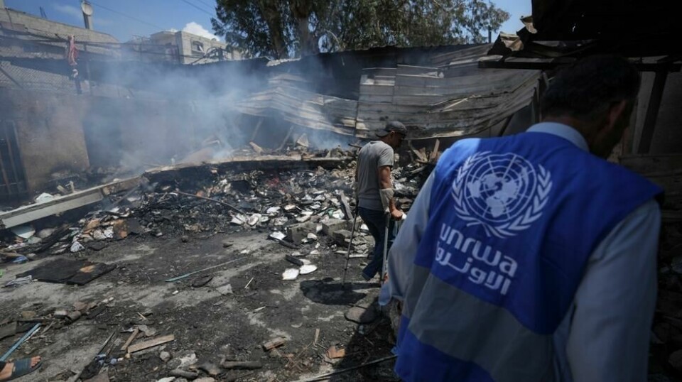 FN-arbeidere i Gaza ser på ødeleggelsene etter et israelsk angrep mot en skole drevet av FNs hjelpeorganisasjon for palestinske flyktninger, UNRWA. Foto: Abdel Kareem Hana / AP / NTB