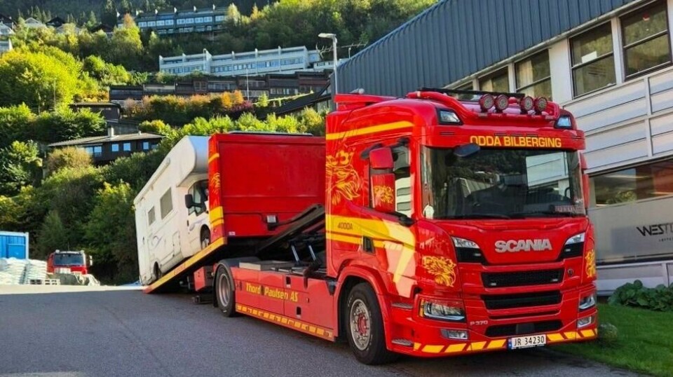 Her lastes den havarerte bobilen opp for langturen fra Odda til Paris.