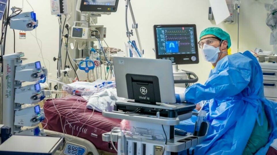 Intensivavdelingen på Ahus behandler coronapasienter som er i en kritisk situasjon. Legespesialist i anestesi og intensivmedisin, Christopher Orhagen er en av dem som behandler pasientene. Intensivavdelingen på Ahus behandler coronapasienter som er i en kritisk situasjon. Legespesialist i anestesi og intensivmedisin, Christopher Orhagen er en av dem som behandler pasientene. Foto: Ole Berg-Rusten / NTB