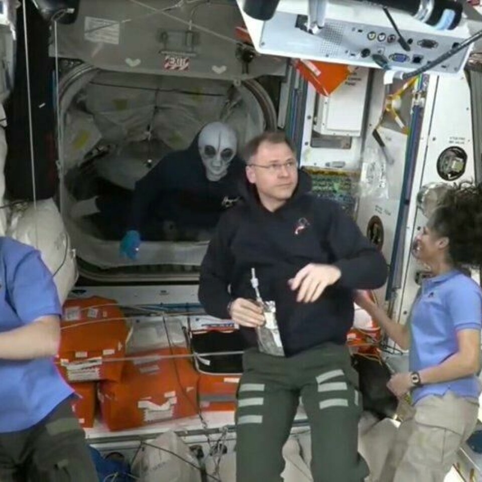En av astronautene på ISS hadde på seg romvesen-maske for å ta imot de fire nye besetningsmedlemmene som ankom med SpaceX-romkapselen Dragon søndag.