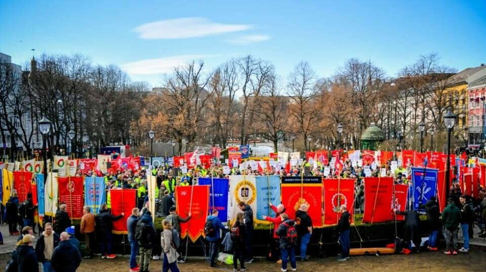 Mer enn 100 fagforeningsfaner samles foran Stortinget i protest mot forslaget om å heve pensjonsalderen. Dette gjør arrangementet til den største fanemarkeringen i nyere tid. Foto: Rodrigo Freitas / NTB