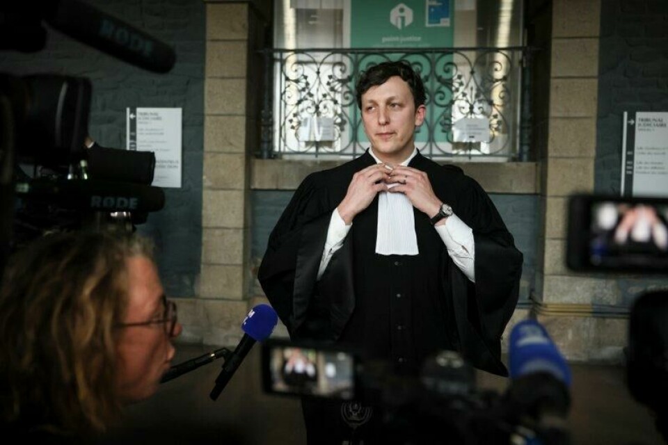 Maxime Tessier, som er forsvarer for den franske kirurgen som er tiltalt for 299 tilfeller av seksuelle overgrep eller voldtekter av pasienter, mange av dem mindreårige, sier at klienten erkjenner skyld.