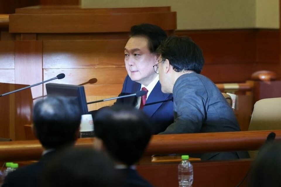 Riksrettssaken mot Sør-Koreas suspenderte president Yoon Suk-yeol har begynt. Her er han fotografert under tirsdagens rettsmøte i grunnlovsdomstolen i Seoul.