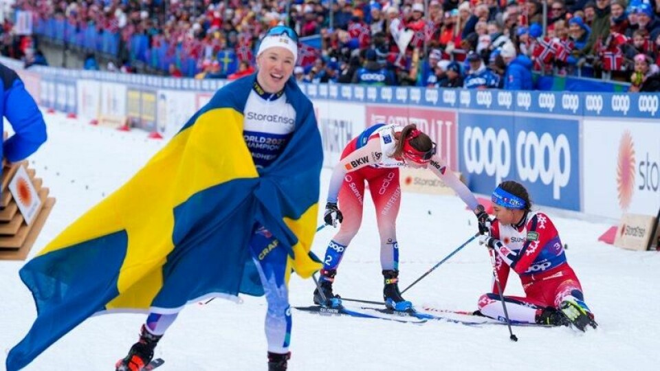 Jonna Sundling kunne juble for gull på sprinten. Kristine Stavås Skistad (t.h.) endte på sølvplass.