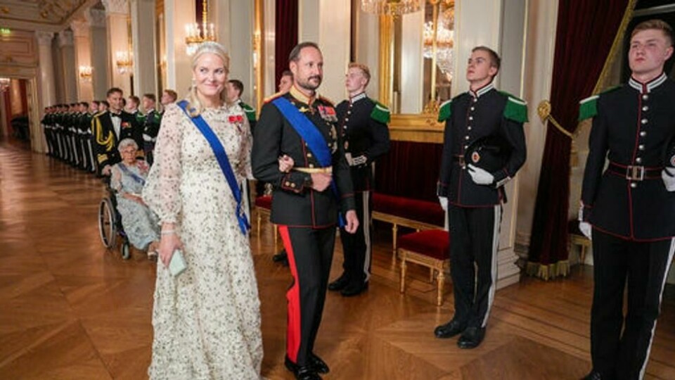 Kronprinsesse Mette-Marit og kronprins Haakon på vei inn til gallamiddag på Slottet i forbindelse med statsbesøket til det finske presidentparet. Foto: Javad Parsa / NTB / POOL Kronprinsesse Mette-Marit og kronprins Haakon på vei inn til gallamiddag på Slottet i forbindelse med statsbesøket til det finske presidentparet. Foto: Javad Parsa / NTB / POOL