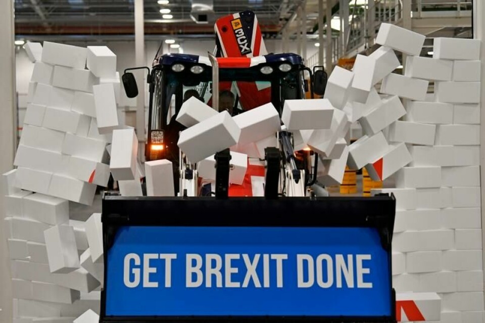 Storbritannias daværende statsminister Boris Johnson kjører en gaffeltruck gjennom en symbolsk vegg. På gaffeltrucken står det «Get brexit done». Kun tre av ti briter mener nå at det var riktig av landet å trekke seg ut av EU, ifølge en ny måling fra YouGov.