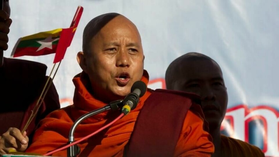 Militærregimet i Myanmar ga nylig munken Wirathu en utmerkelse for sitt fremragende arbeid for landet. Wirathu har oppfordret til forfølgelse av muslimene i Myanmar og ble av magasinet Time kalt den buddhistiske terrorens ansikt.