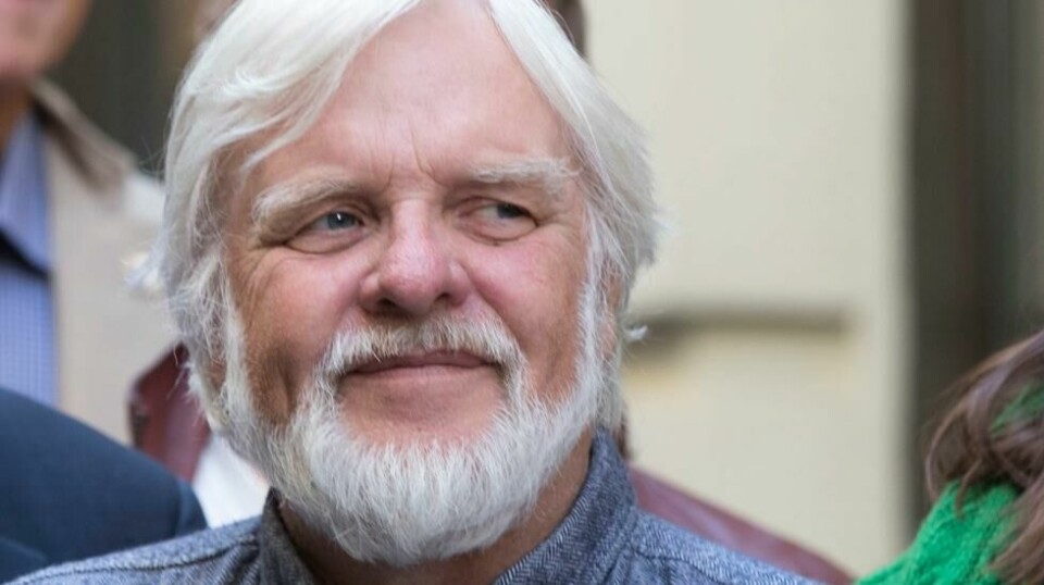 – Jeg mistet fotfestet og falt ned fra taket. Og det er jo fire og en halv meter. Hjertet stoppet. Så det var jo alvor, forteller Tomm Kristiansen.