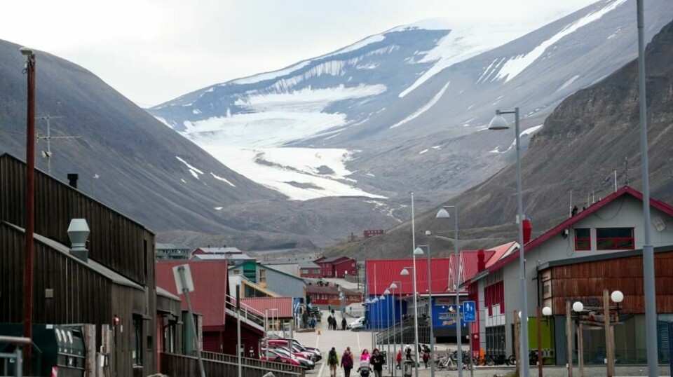 Longyearbyen er Svalbards administrasjonssenter og ligger innerst ved Adventfjorden på øya Spitsbergen. Bak ses Longyearbreen. Foto: Lise Åserud / NTB scanpix