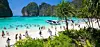 Turister kommer for å boltre seg i Maya Bay-paradiset. Rundt 60 motorbåter ankommer daglig med flere turister som er på stranden og i vannet i om lag tre timer av gangen. Foto: Rajavi Omanee / AP / NTB scanpix