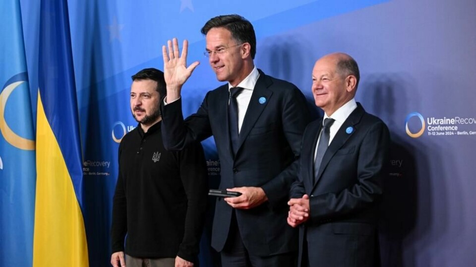 Mark Rutte (i midten) sammen med Ukrainas president Volodymyr Zelenskyj og Tysklands statsminister Olaf Scholz. Foto: Britta Pedersen / DPA via AP / NTB
