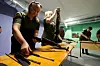 Kvinner er blitt viktige både for hæren og for det ukrainske næringslivet som følge av mangelen på mannlig arbeidskraft. Mange går inn i tradisjonelt mannsdominerte yrker. Her inspiserer kvinner i Kharkiv-regionen våpen. Foto: Andrii Marienko / AP / NTB
