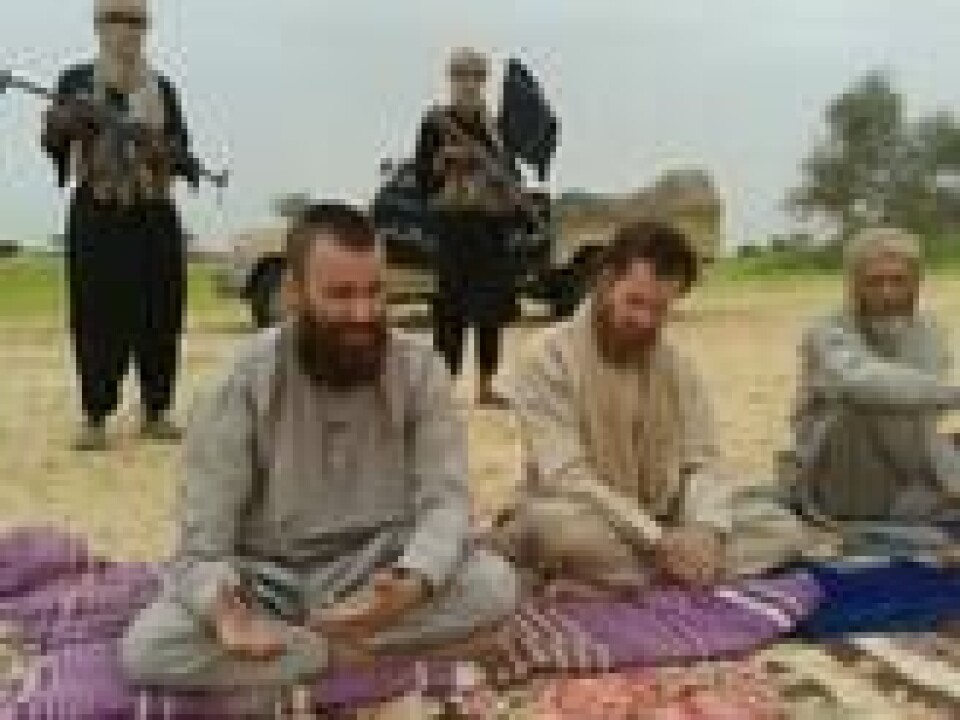 Fra venstre: Johan Gustafsson, Sørafrikansk-britiske Stephen Malcolm McGown og nederlandske Sjaak Rijke (t.h.) med kidnapperne i Mali i august 2012. Fra venstre: Johan Gustafsson, Sørafrikansk-britiske Stephen Malcolm McGown og nederlandske Sjaak Rijke (t.h.) med kidnapperne i Mali i august 2012. Foto: - / AFP