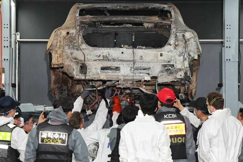 En av de totalskadde bilene fra brannen i Sør-Korea inspiseres av brannteknikere og politi. En av de totalskadde bilene fra brannen i Sør-Korea inspiseres av brannteknikere og politi. Foto: Yonhap / Reuters / NTB