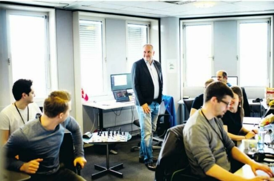 Agdestein er bare styreleder i selskapet Play Magnus som har laget den populære sjakk-appen. Agdestein er bare styreleder i selskapet Play Magnus som har laget den populære sjakk-appen. Foto: Eivind Yggeseth