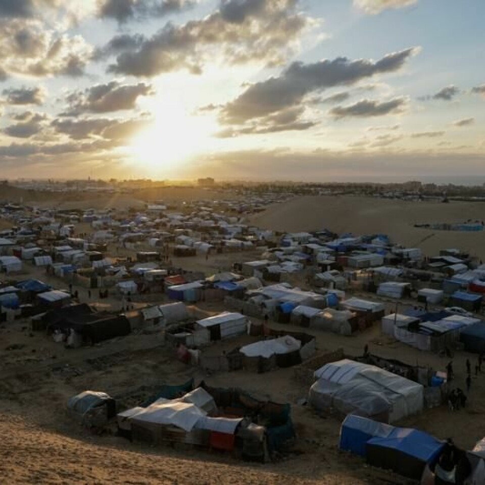 Våpenhvilen i Gaza skulle etter planen trådt i kraft klokken 7.30 norsk tid, men er utsatt som følge av at Israel ikke har mottatt en liste fra Hamas med navn på gisler som skal løslates. Dette bildet et tatt ved en teltleir i Khan Younis lørdag morgen, et døgn før den planlagte våpenhvilen.