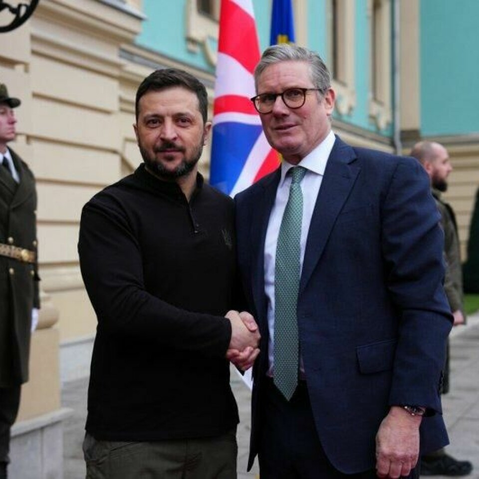 Keir Starmer (til høyre) ringte onsdag til Volodymyr Zelenskyj for å uttrykke sin støtte til den ukrainske presidenten, som han møtte i Kyiv sist måned. Før det hadde tidligere utenriksminister James Cleverly kritiserte den britiske regjeringen for å ha vært tause for lenge etter Trumps krasse uttalelser der han blant annet klate Zleneksyj en diktator. Arkivfoto Carl Court / AP / NTB