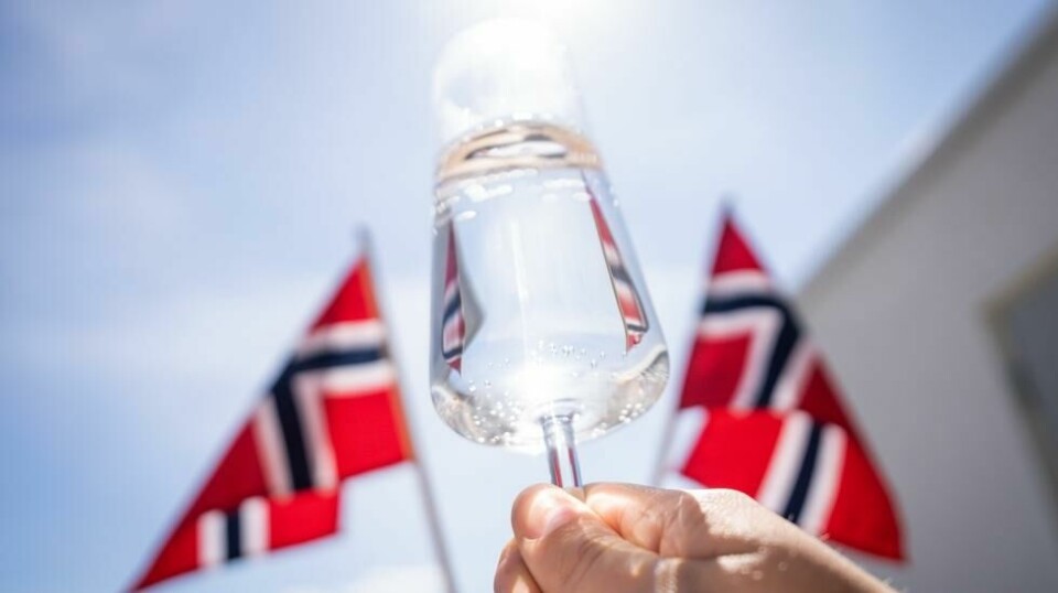 Stavanger strammer inn skjenkereglene på 17. mai. Det er ikke lov å servere alkohol utendørs før klokken 13 på nasjonaldagen. Illustrasjonsfoto: Beate Oma Dahle / NTB