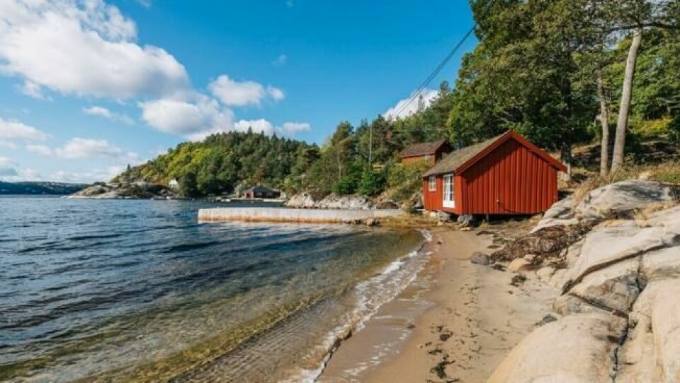 Hytta har egen brygge og strand. Hytta har egen brygge og strand. Foto: Karl Filip Kronstad/Optical Media