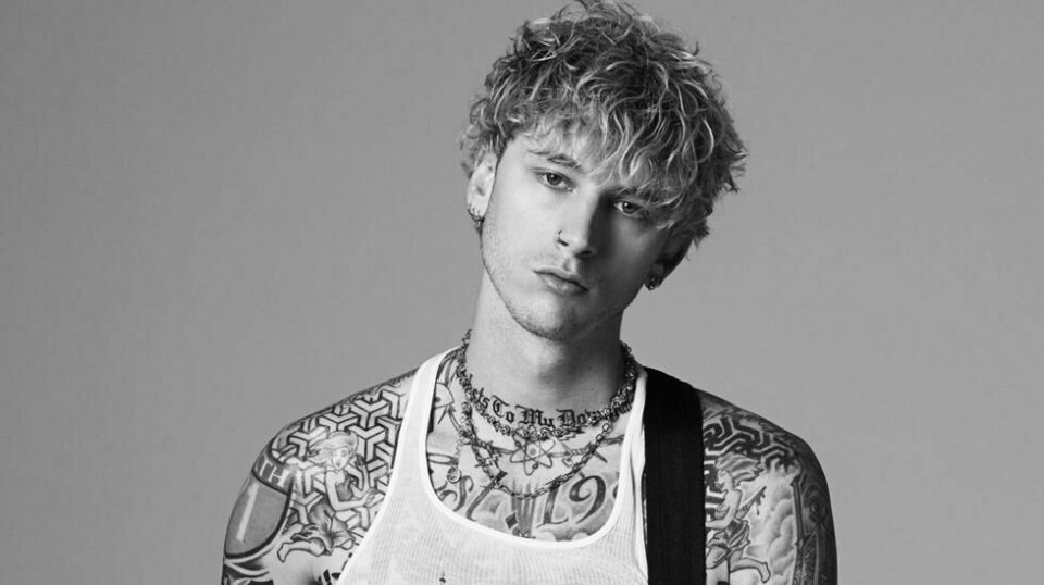 MGK, tidligere kjent som Machine Gun Kelly, snakker ut om å ha vært nykter i ett år etter at han dro rett på rehab etter fjorårets Europa-turné, der han blant annet opptrådte på Slottsfjell i Tønsberg.