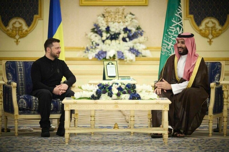 Ukrainas president Volodymyr Zelenskyj (t.v.) møtte Saudi-Arabias kronprins og de facto leder Mohammed bin Salman mandag.