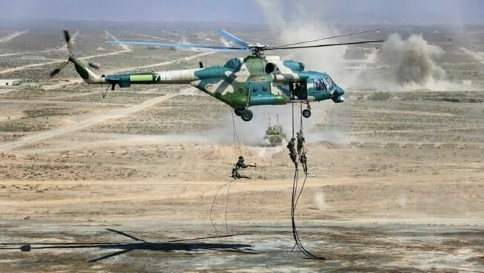 Her fires russiske soldater ned fra et helikopter under øvelsen i Kina. Her fires russiske soldater ned fra et helikopter under øvelsen i Kina. Foto: Russian Defence Ministry/Reuters/NTB