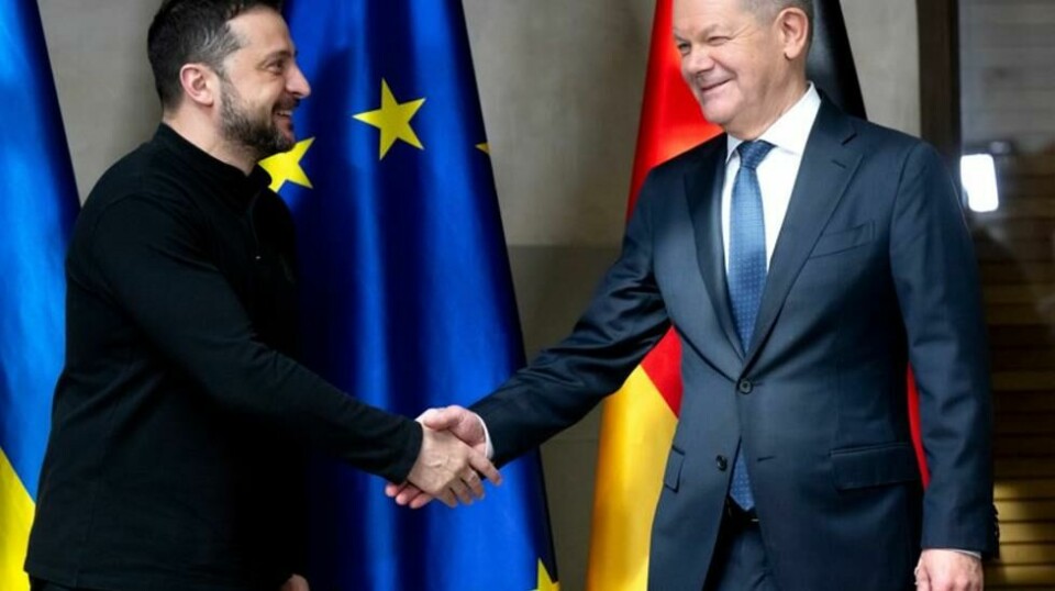 Tysklands statsminister Olaf Scholz (høyre) har snakket med Ukrainas president Volodymyr Zelenskyj fredag. Her er de to lederne fotografert sammen under sikkerhetskonferansen i München forrige uke.