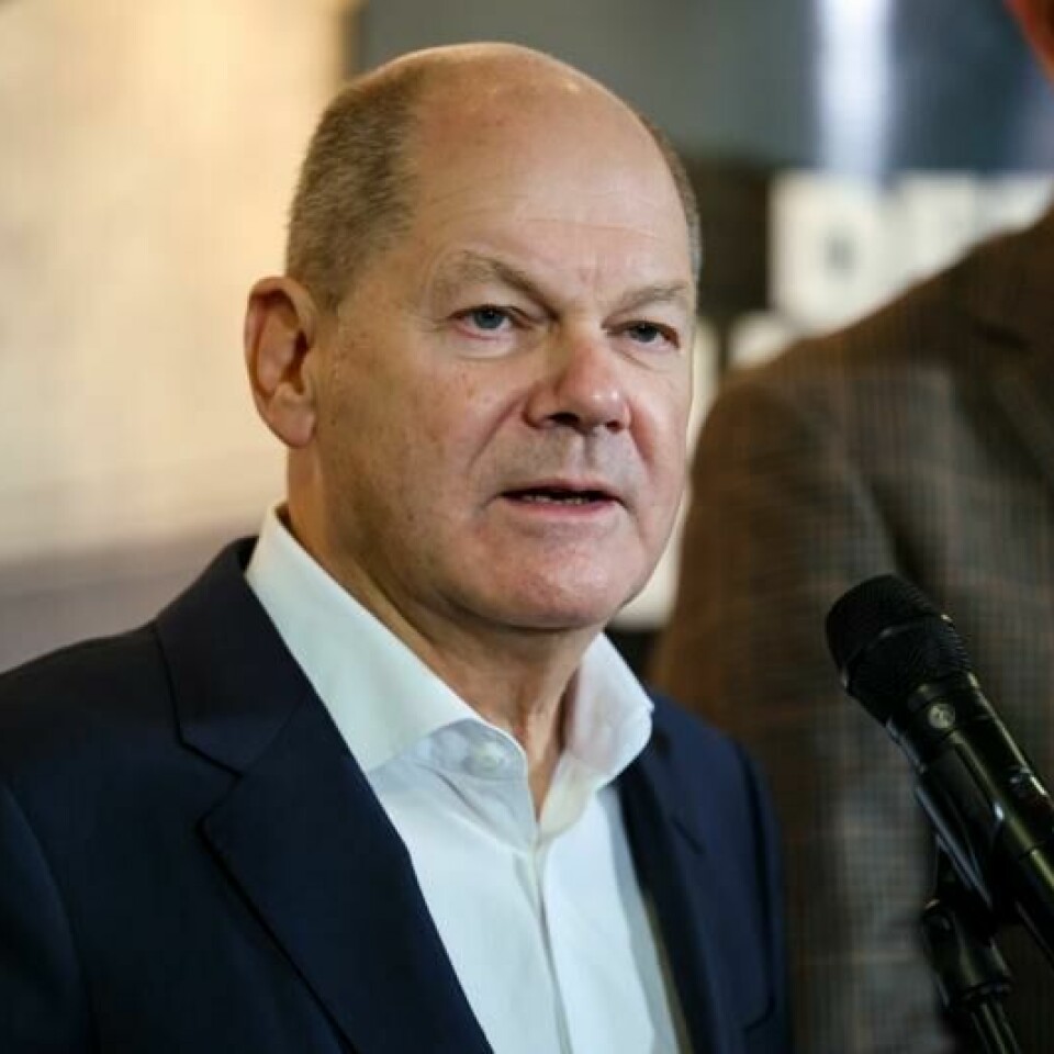 Tysklands statsminister Olaf Scholz og hans koalisjonsregjering ventes å felles når han mandag stiller kabinettsspørsmål.