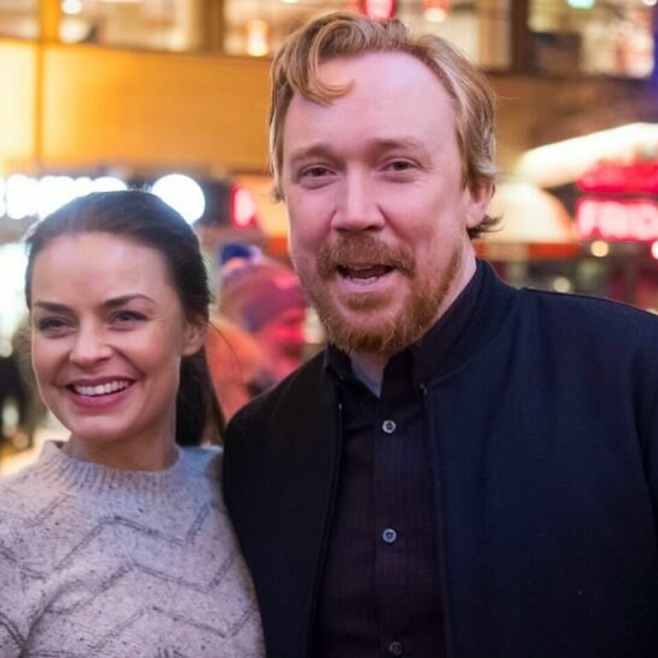 Skuespillerinne Agnes Kittelsen med sin ektemann, musiker Lars Winnerbäck foran Klingenberg kino. Bildet ble tatt i 2017.