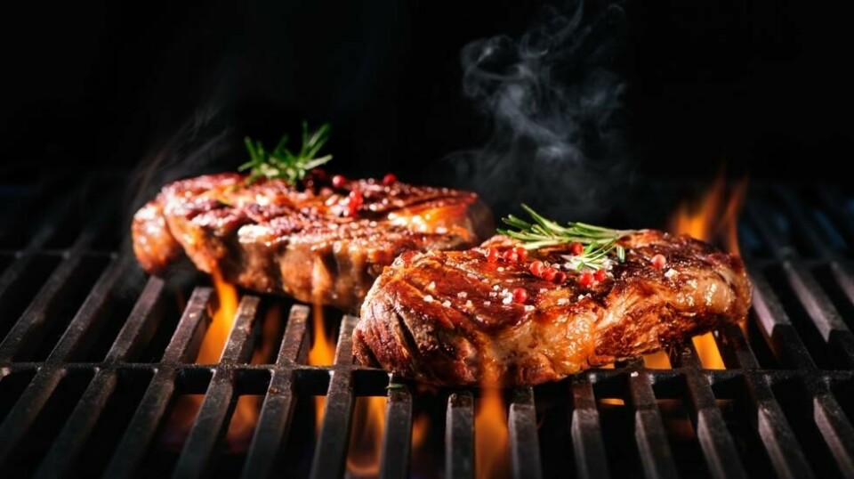 Rødt kjøtt, her representert ved to biffer på grillen.