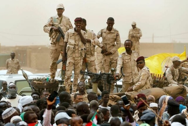 Minst 400 mennesker er ifølge FN drept i RSF-militsens (bildet) angrep mot den store flyktningleiren Zamzam i Nord-Darfur de siste dagene. Dette bildet av militssoldater er fra Sudans hovedstad Khartoum i 2019.