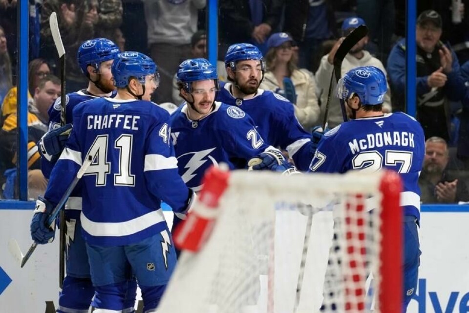 Flere av Emil Lillebergs lagkamerater i Tampa Bay Lightning feirer 2-0-scoringen mot Boston Bruins, Tampa Bay vant kampen 3–1.